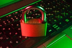 VDIのセキュリティ面でのリスクと対策法、VPNとの違いも解説