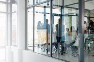 ポストコロナ時代の会議はどうあるべきか？ハイブリッド会議の課題を解決する「Micosoft Teams Rooms」