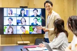Teamsの会議の背景の変え方は？画像の追加やぼかし、会議前の設定方法も解説