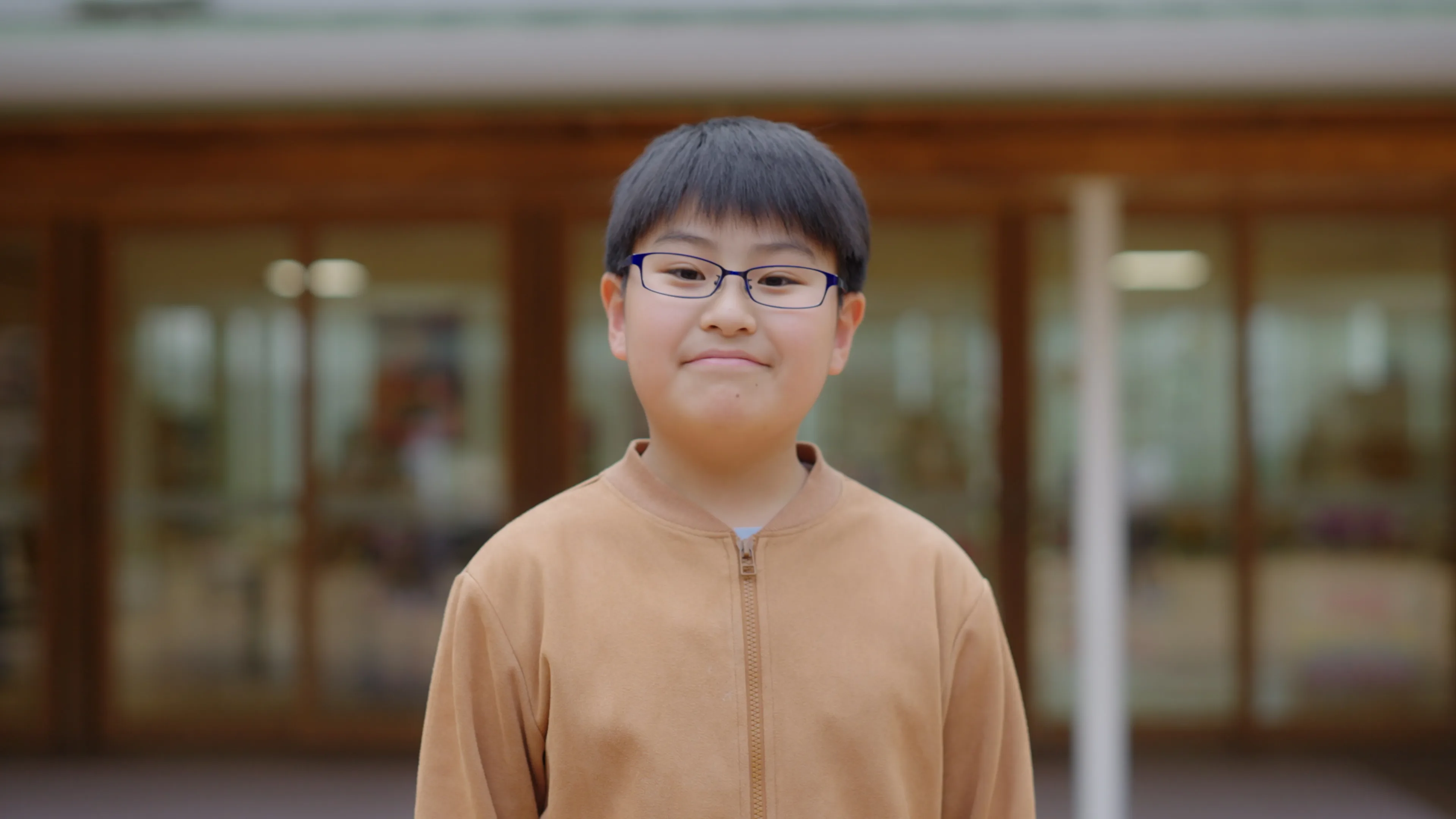 学生の写真オレンジの服を着た男の子