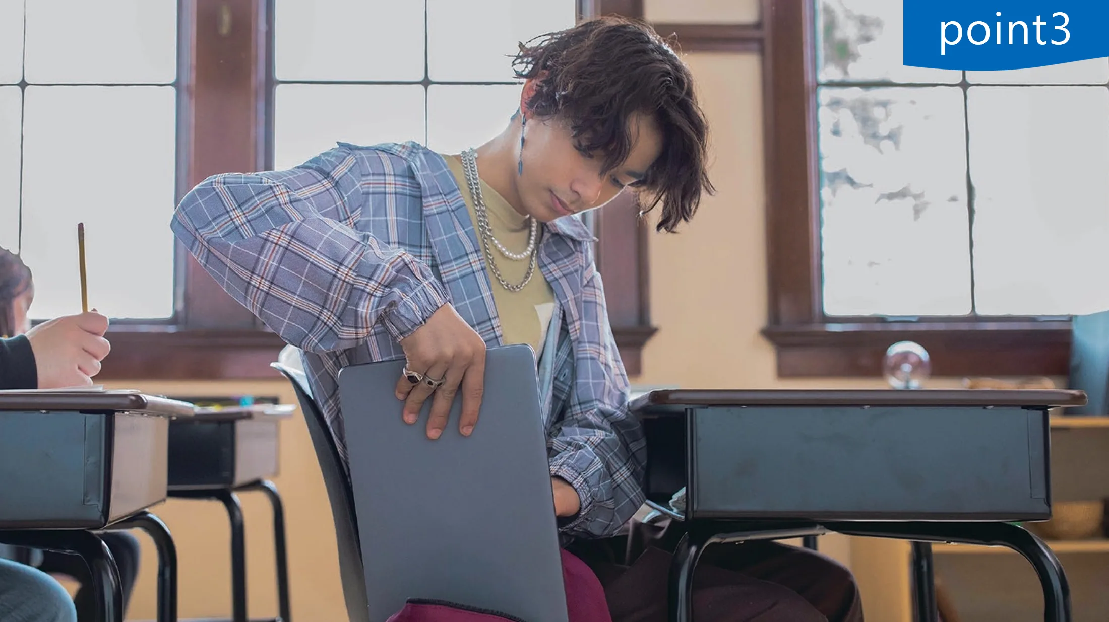 タブレットを使って勉強する学生