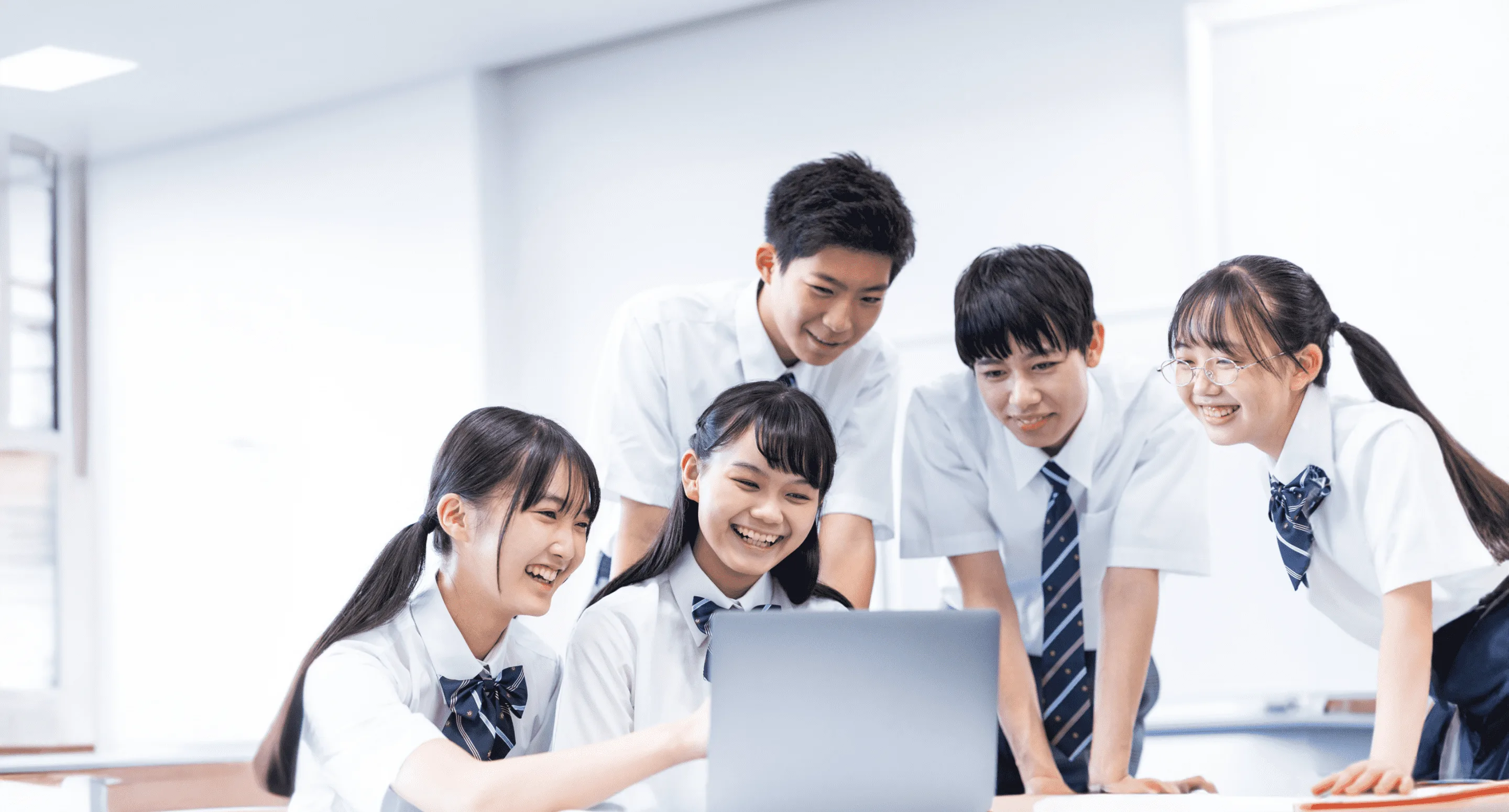ノートPCを使って学ぶ学生グループ